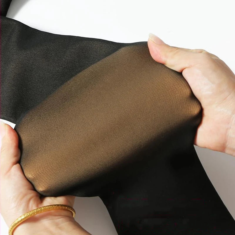 Adaptez facilement les Collants Translucides pour Femmes Élégance et Chaleur Réunies™ à toutes vos tenues d'hiver, pour un style polyvalent et pratique.