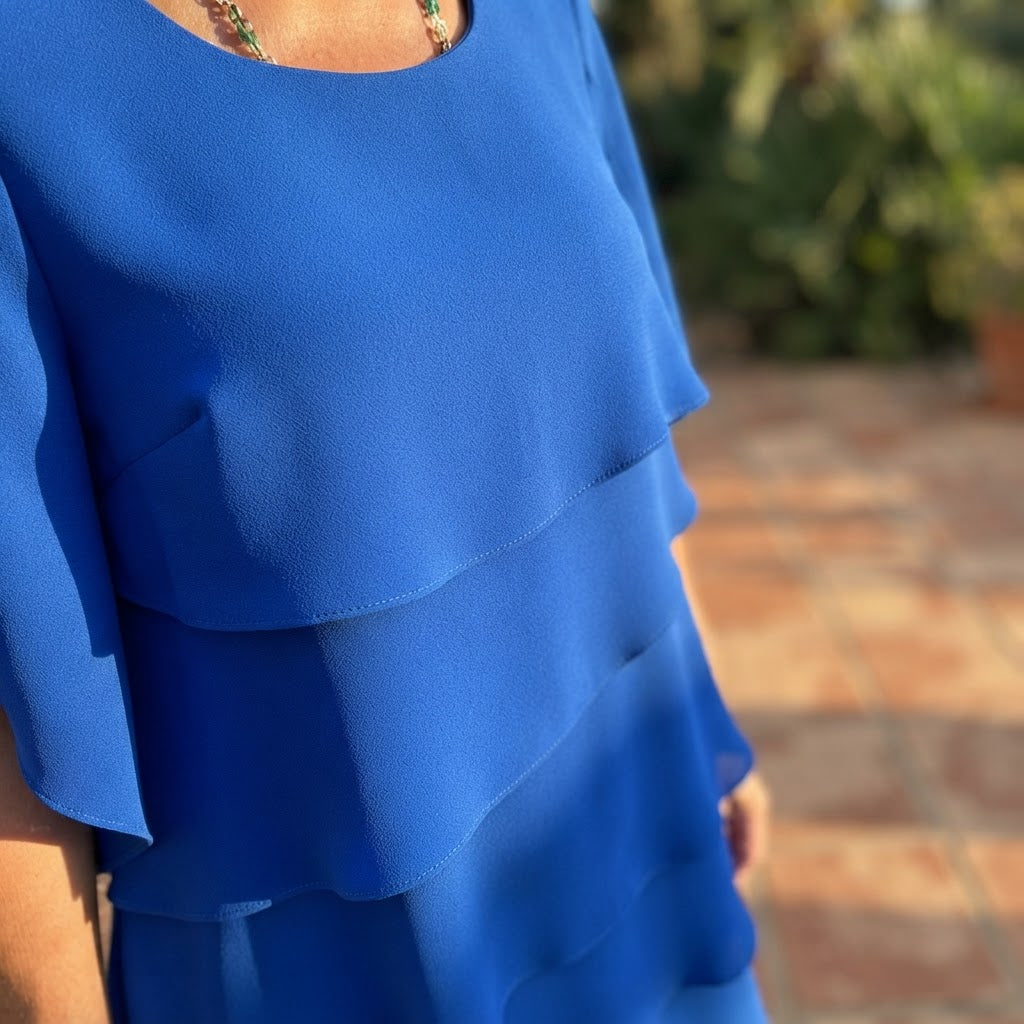 Enjoy a flattering silhouette with the loose waist and straight skirt design that enhances your figure while providing a slimming effect in this elegant dress.