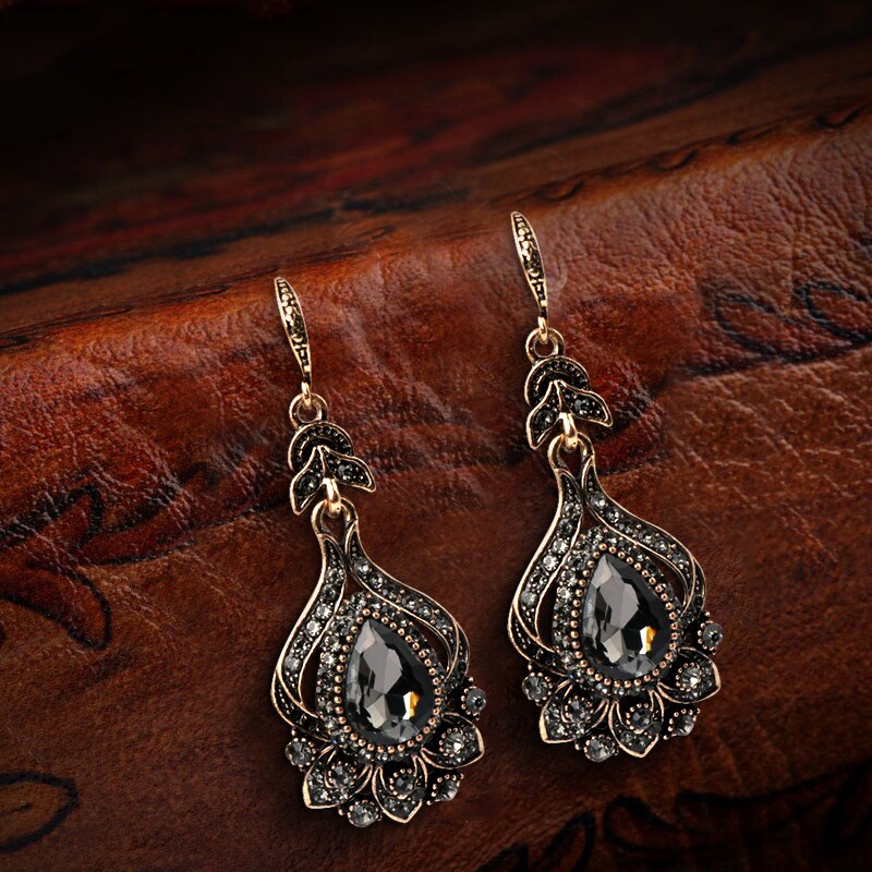Boucles d'oreilles pendantes cristal gris Kinel – Bijou vintage doré