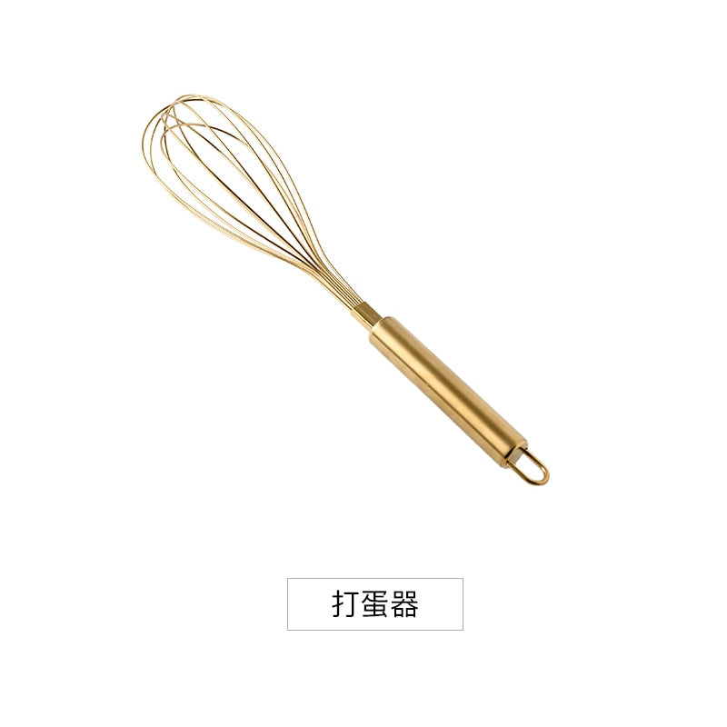 Kit de pâtisserie inox doré – Fouet, tamis, spatule et mélangeur rotatif