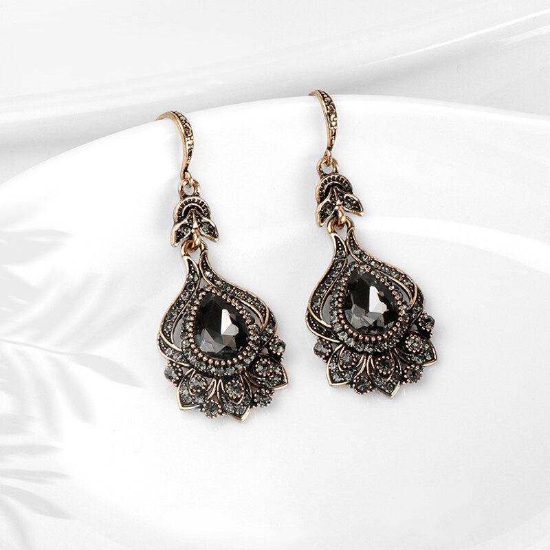 Boucles d'oreilles pendantes cristal gris Kinel – Bijou vintage doré