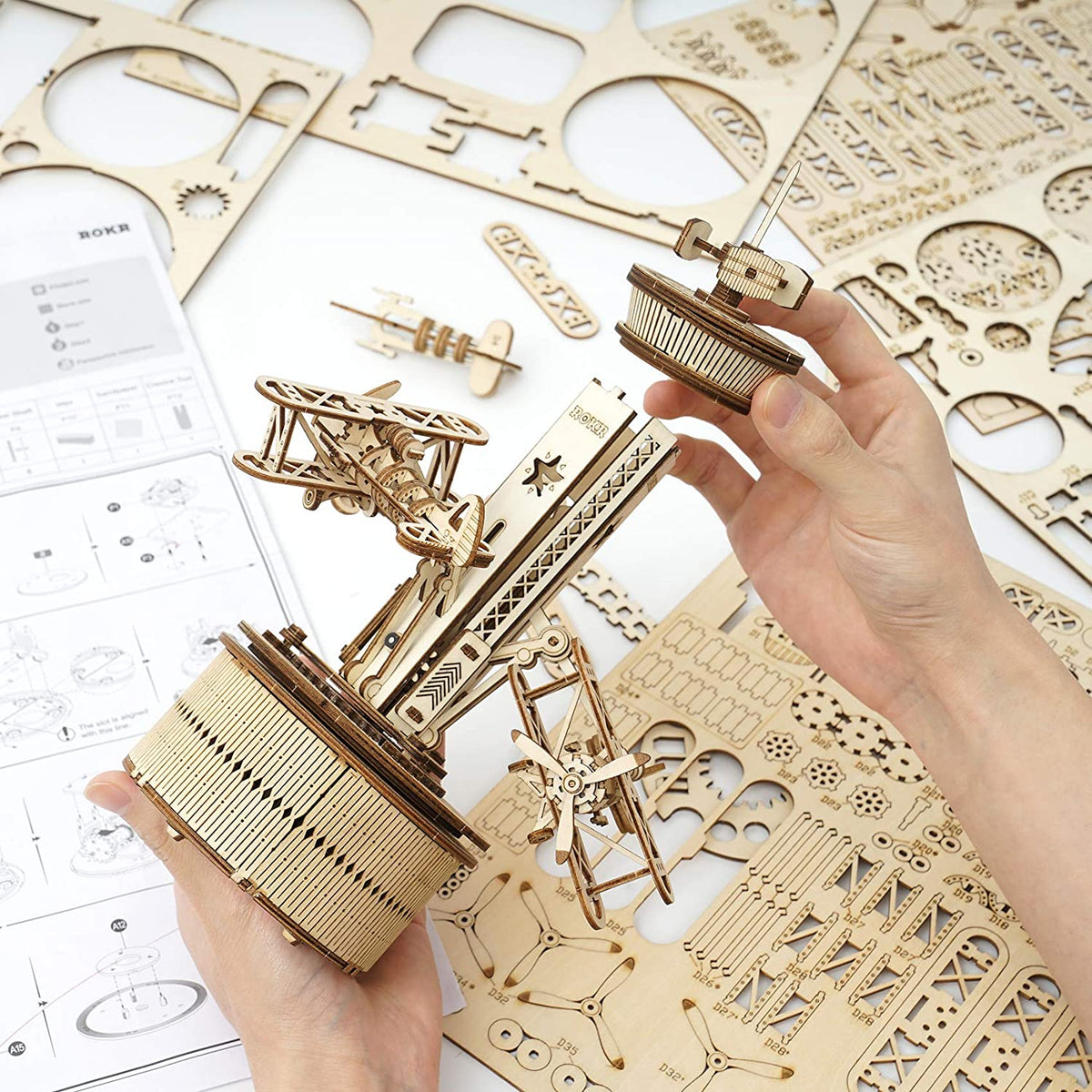Puzzle 3D en bois Robotime 255 pièces tour de contrôle avec boîte à musique