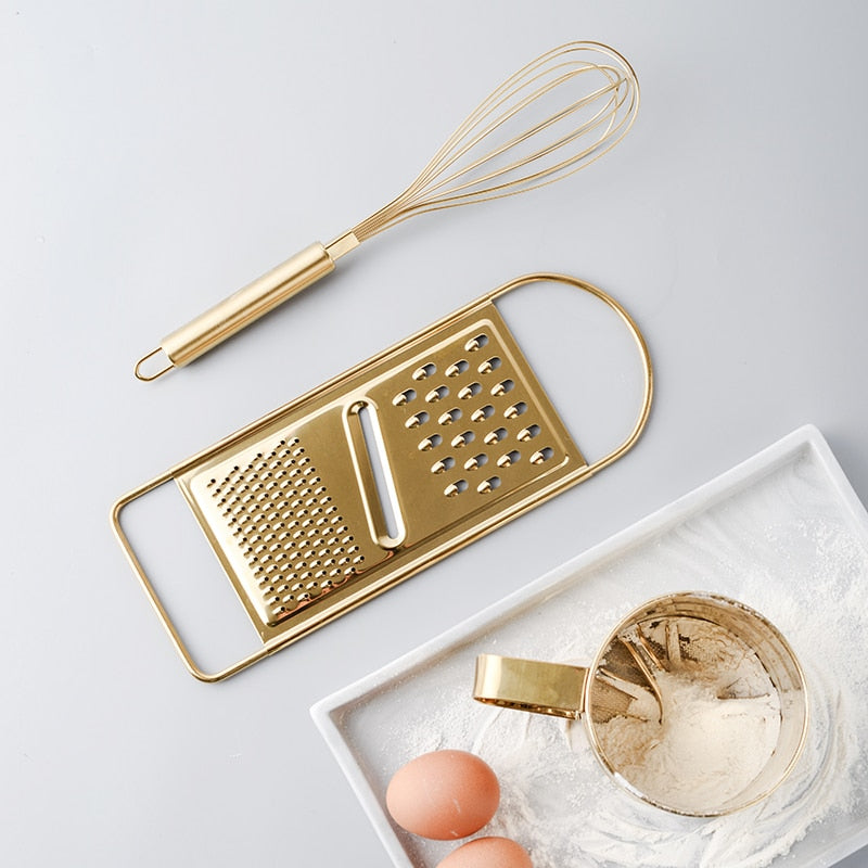 Kit de pâtisserie inox doré – Fouet, tamis, spatule et mélangeur rotatif
