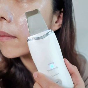 Nettoyeur ultrasonique d'impuretés pour peau et petits objets